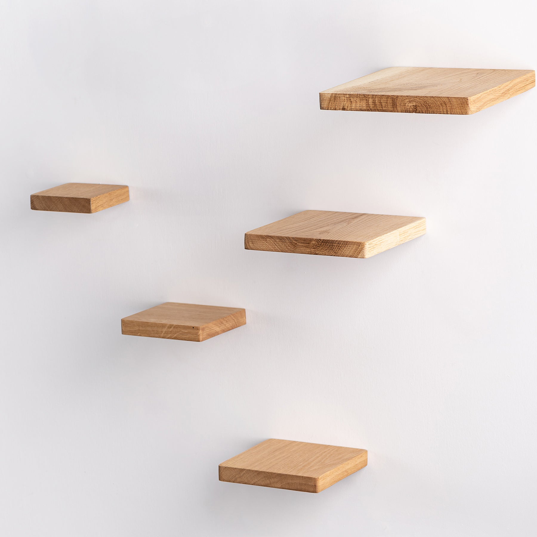 Маленька квадратна дерев'яна полиця з прихованим кріпленням